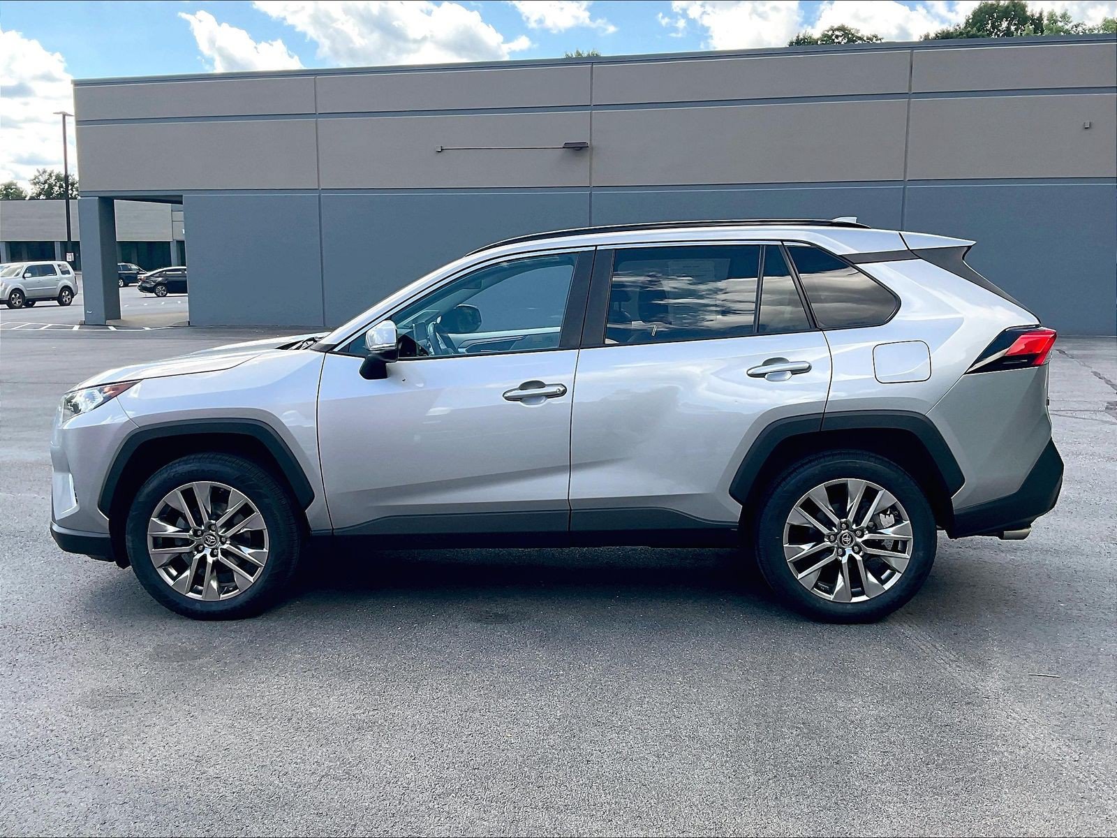 Used 2019 Toyota RAV4 XLE Premium w/ Cold Weather Package AWD/4WD image 35
