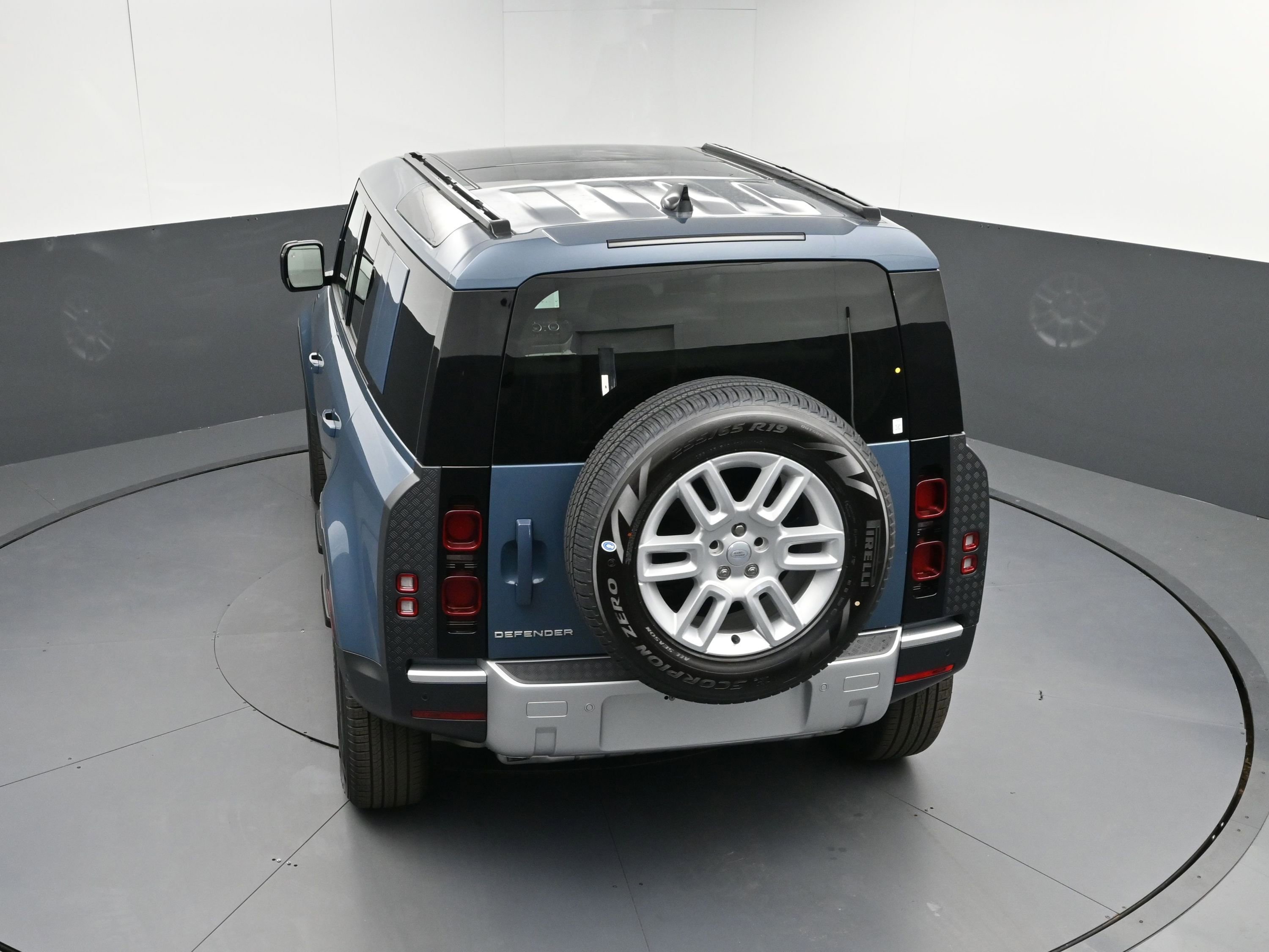 Used 2025 Land Rover Defender 110 S image 33