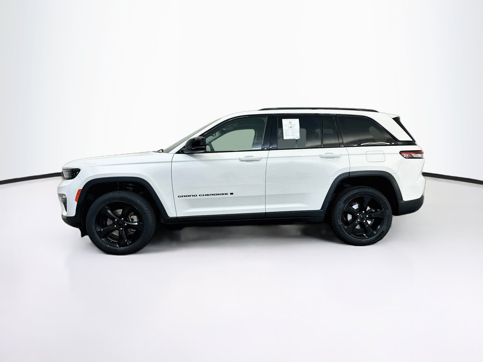 Used 2023 Jeep Grand Cherokee Limited w/ Black Appearance Package AWD/4WD image 4