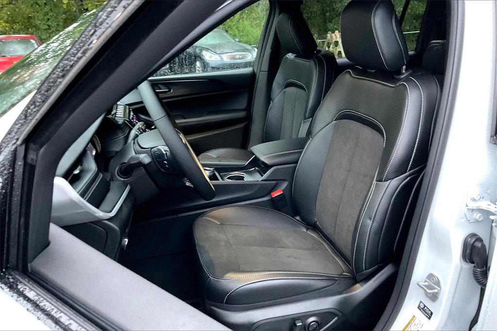 New 2025 Jeep Grand Cherokee L Altitude image 9