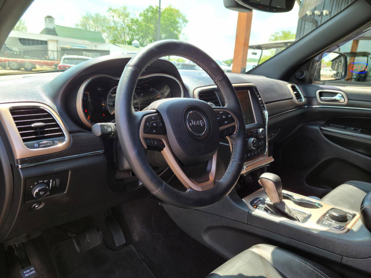 Used 2017 Jeep Grand Cherokee Limited AWD/4WD image 9