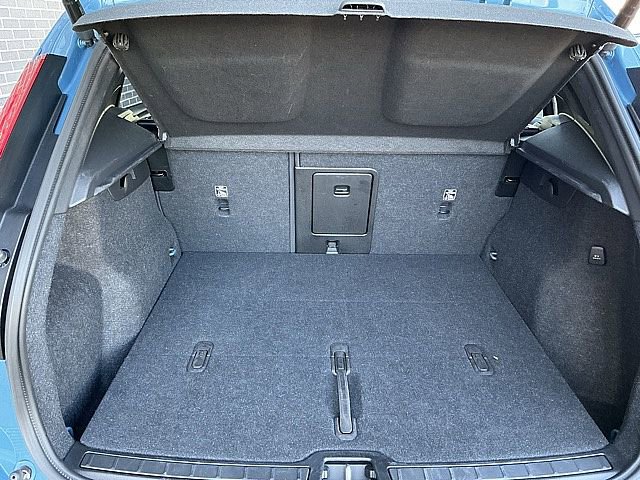 Used 2025 Volvo XC40 B5 Plus image 18