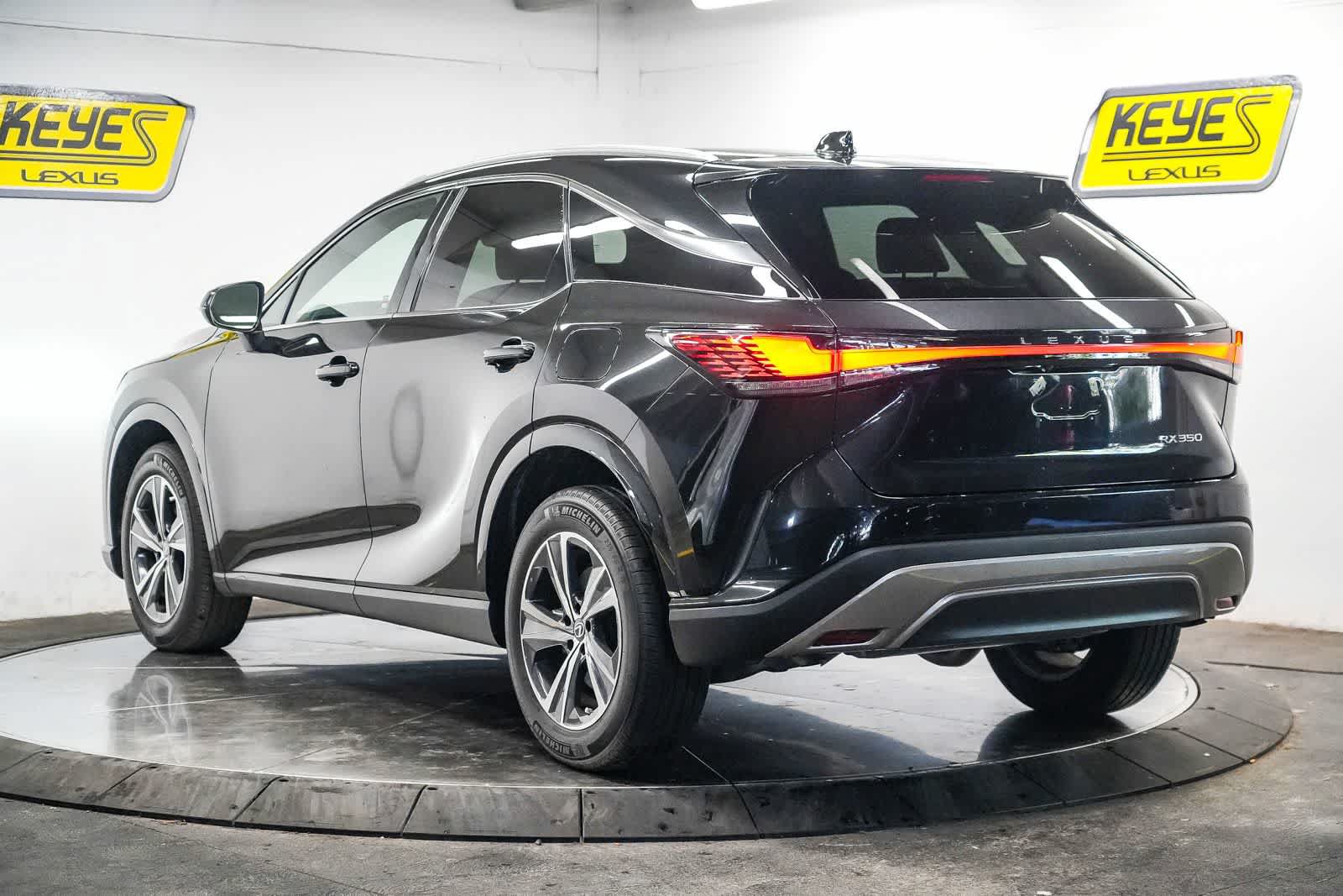 Used 2026 Lexus RX 350 FWD w/ Cold Area Package image 4