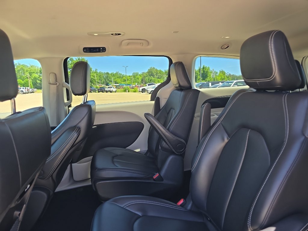 Used 2024 Chrysler Pacifica Limited FWD image 10