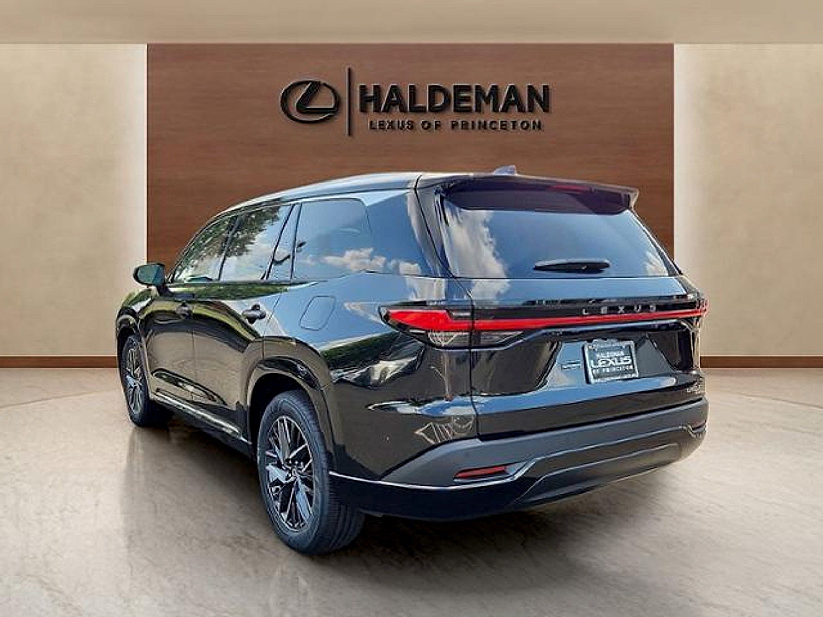 Used 2024 Lexus TX 350 AWD w/ Technology Package image 2