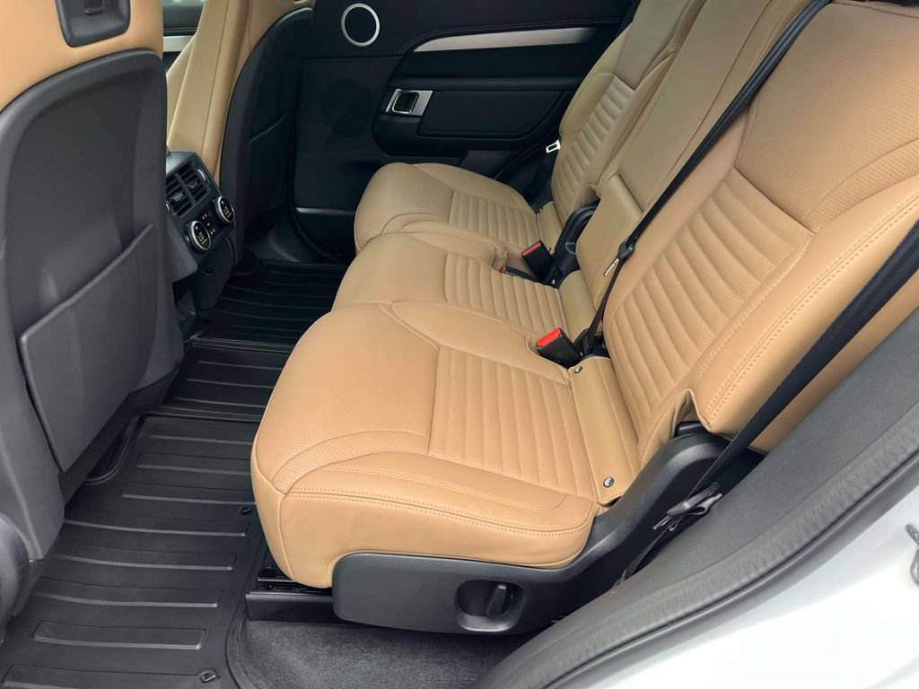 Used 2025 Land Rover Discovery Dynamic SE AWD/4WD image 12