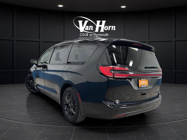 Used 2025 Chrysler Pacifica Limited image 5