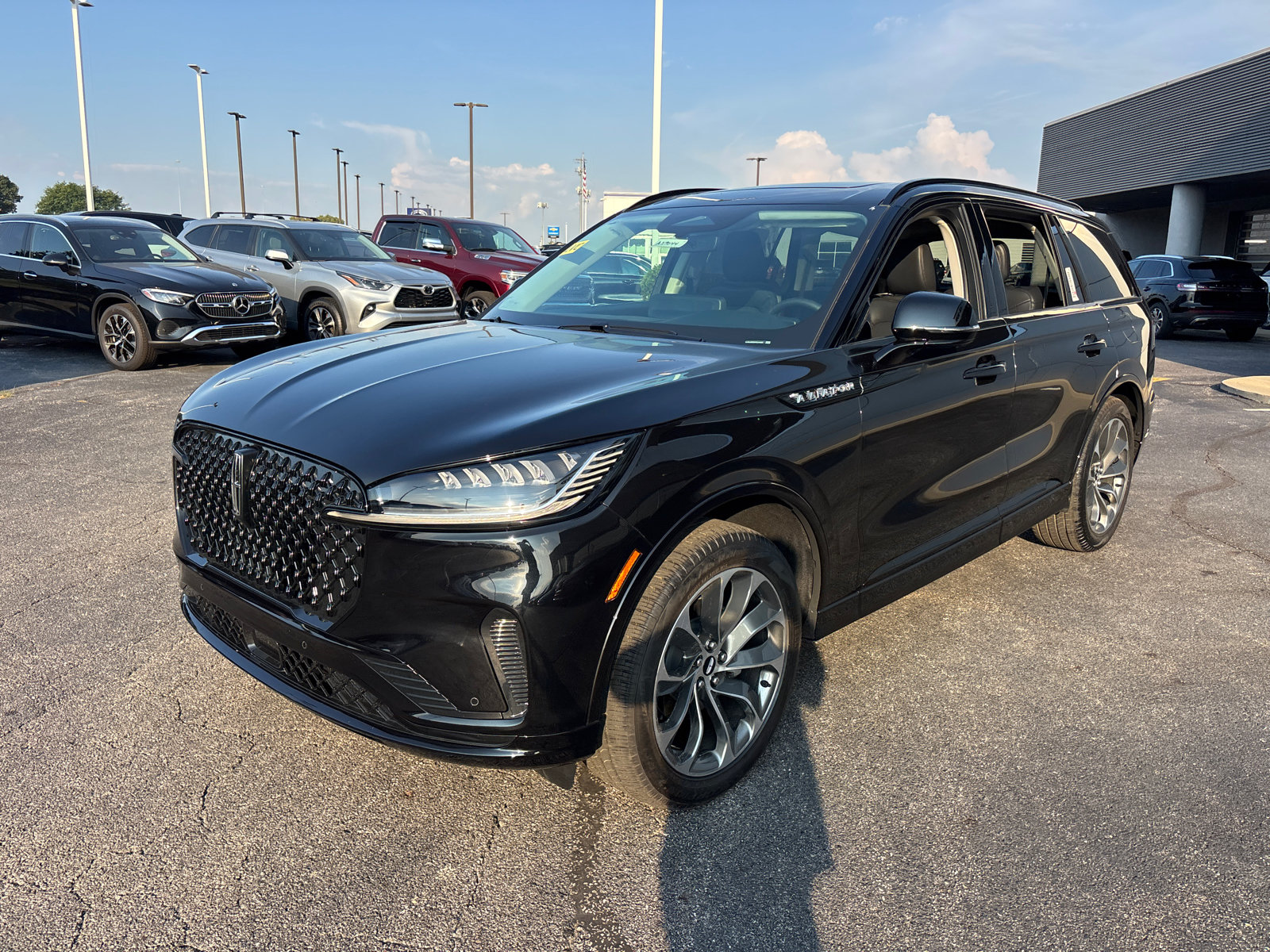 New 2027 Lincoln Aviator AWD w/ Jet Appearance Package image 3