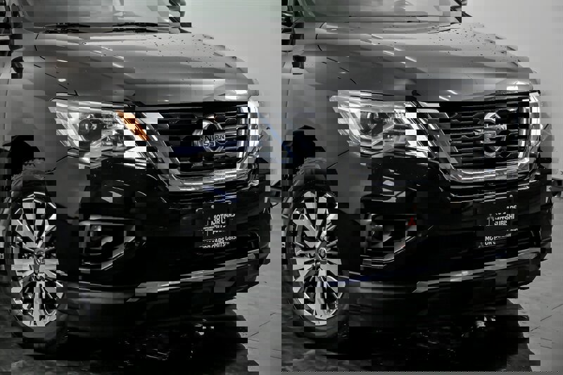 Used 2019 Nissan Pathfinder SV image 2