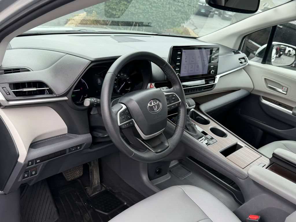 Used 2024 Toyota Sienna XLE AWD/4WD image 21