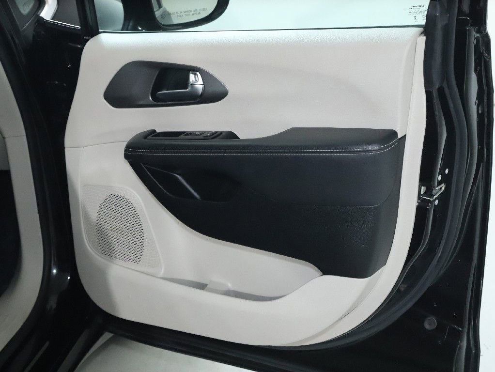 Used 2024 Chrysler Pacifica Touring-L image 33