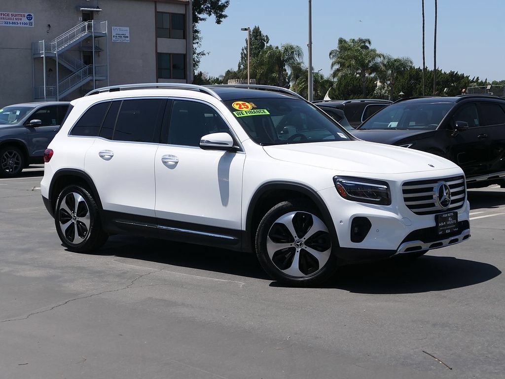Used 2025 Mercedes-Benz GLB 250 4MATIC image 1
