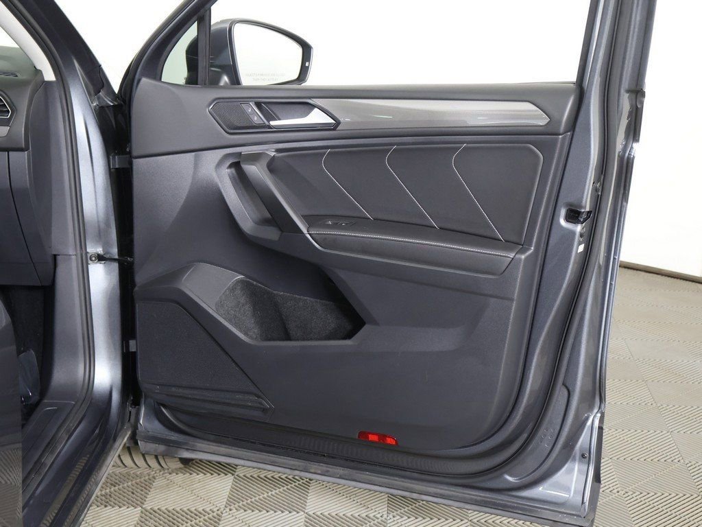 Used 2022 Volkswagen Tiguan SE w/ Panoramic Sunroof Package image 24