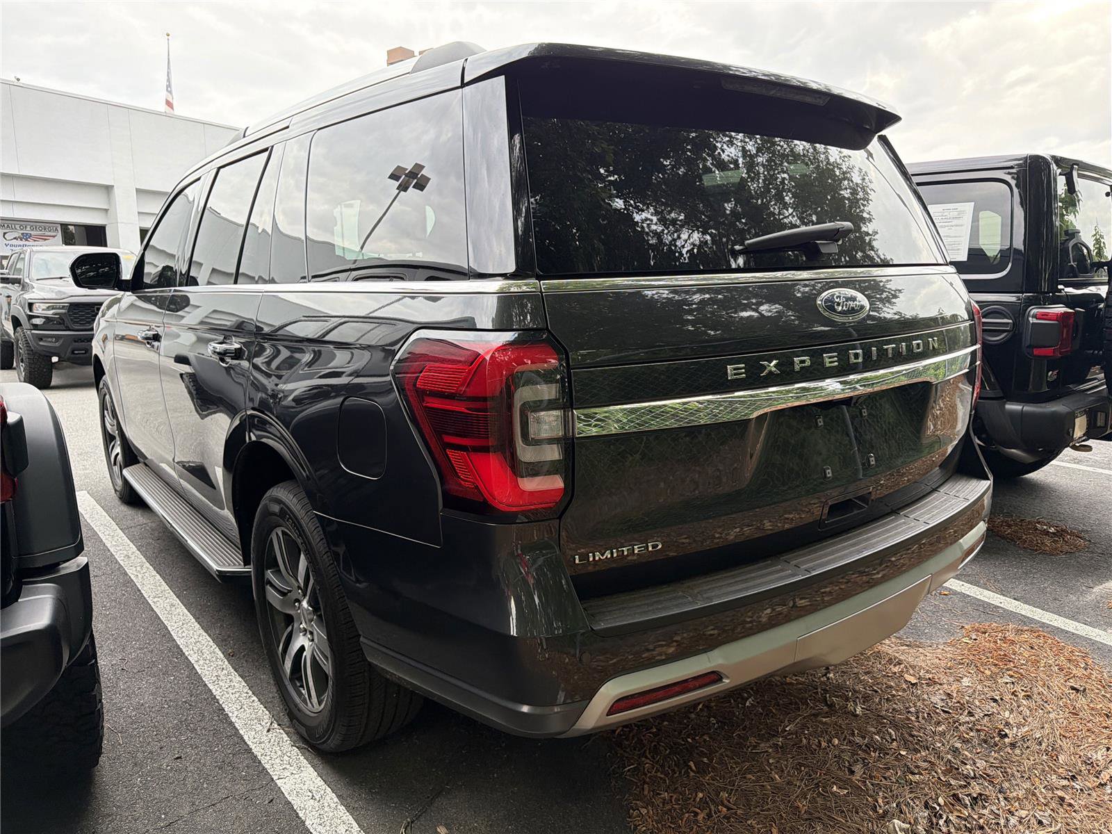 Used 2023 Ford Expedition Limited RWD image 5