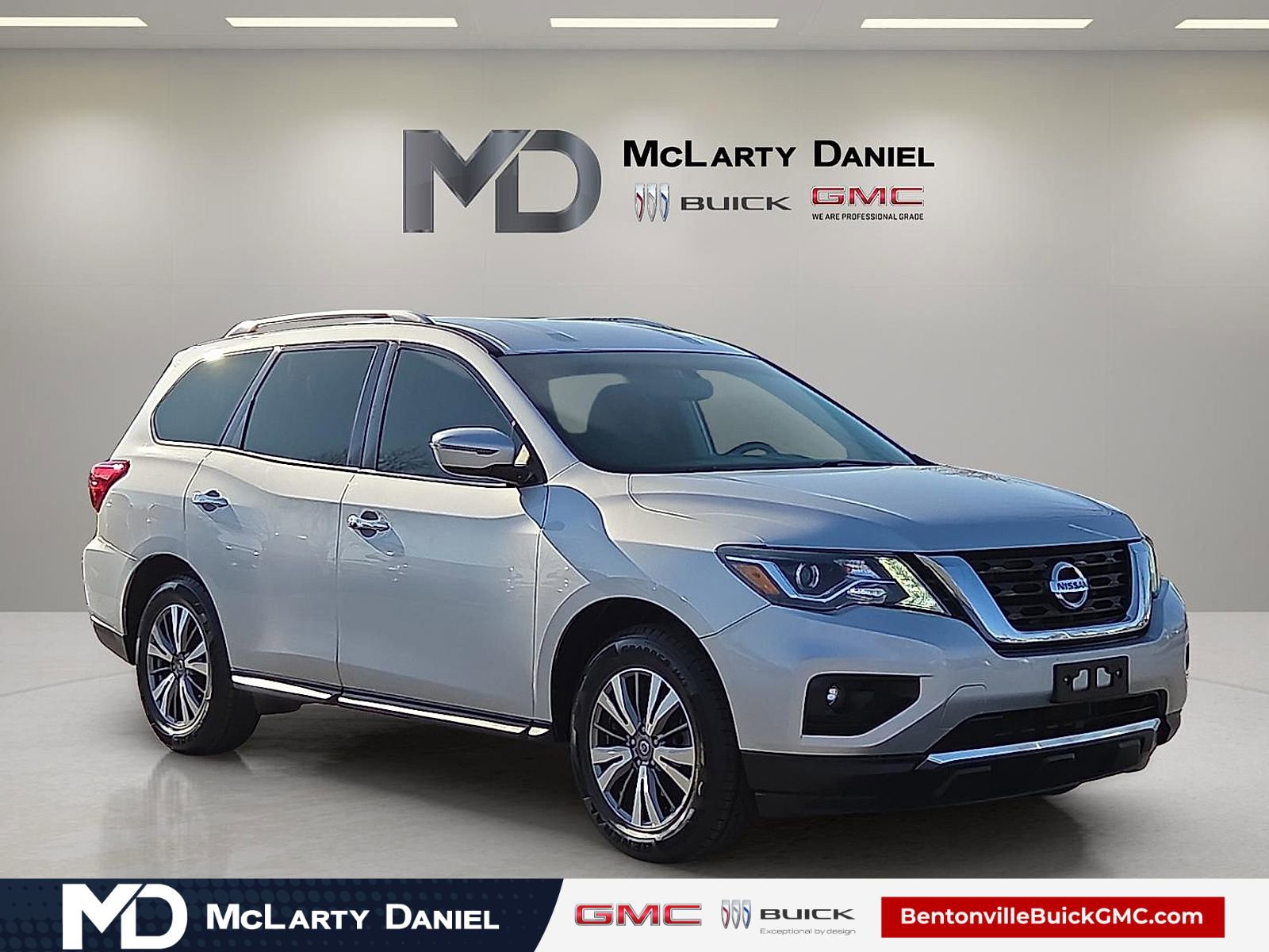 Used 2019 Nissan Pathfinder SV image 1