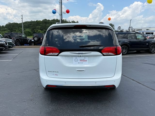 Used 2019 Chrysler Pacifica Touring-L FWD image 4