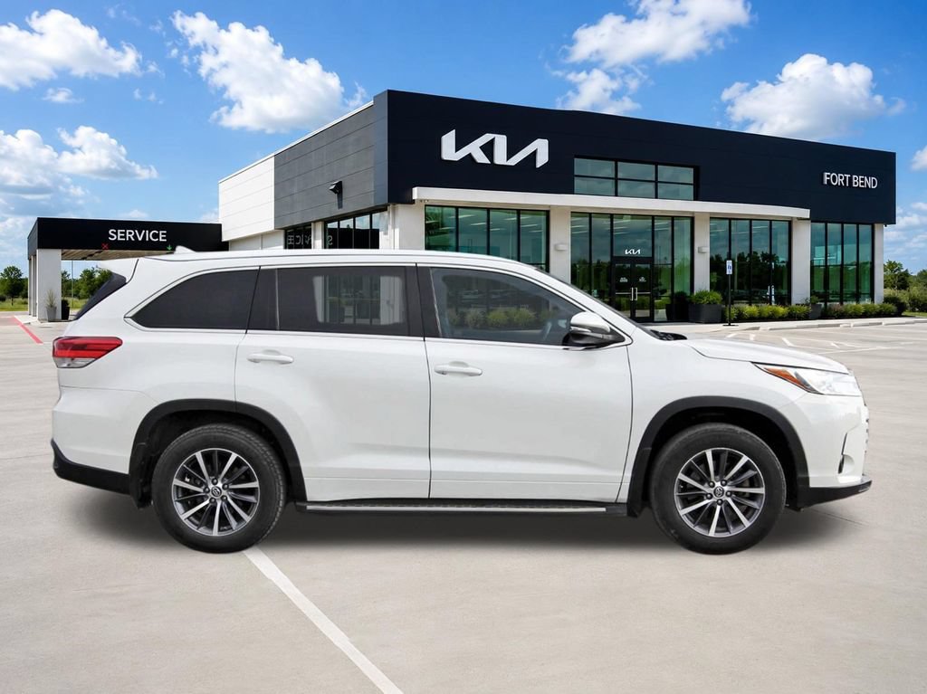 Used 2017 Toyota Highlander XLE FWD image 4