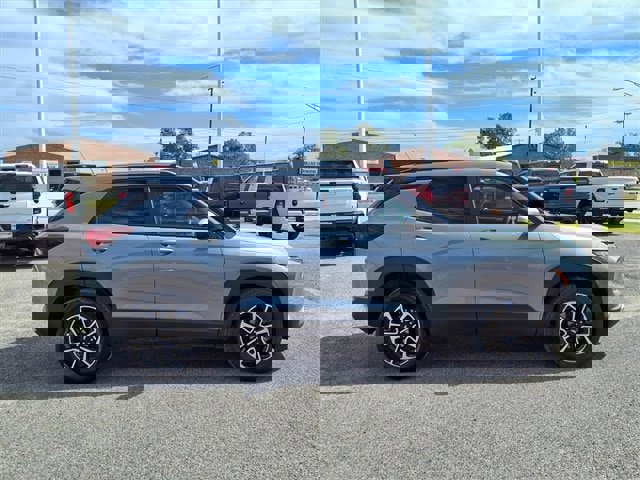 Used 2025 Chevrolet TrailBlazer LT image 2