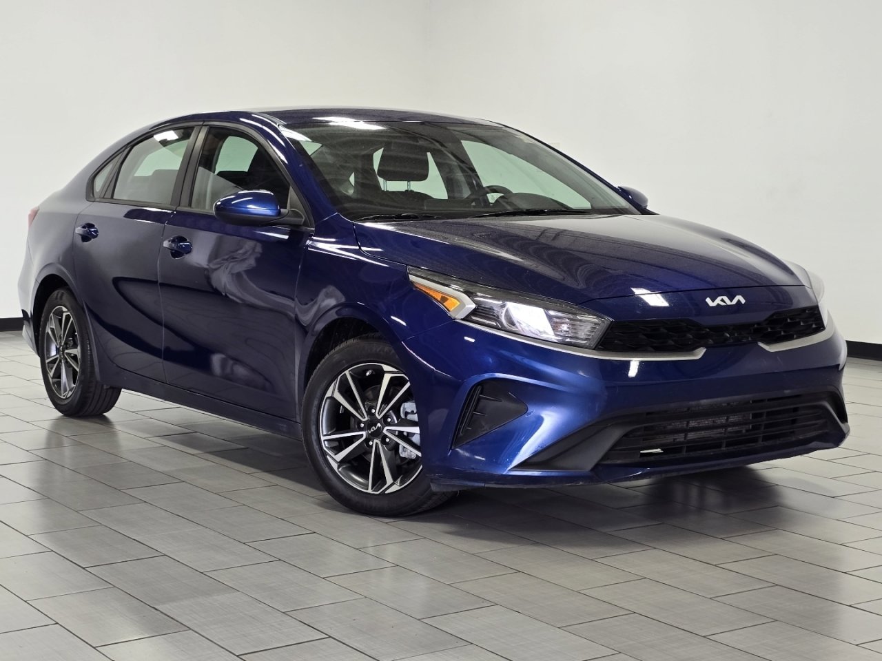 Used 2023 Kia Forte LXS image 2