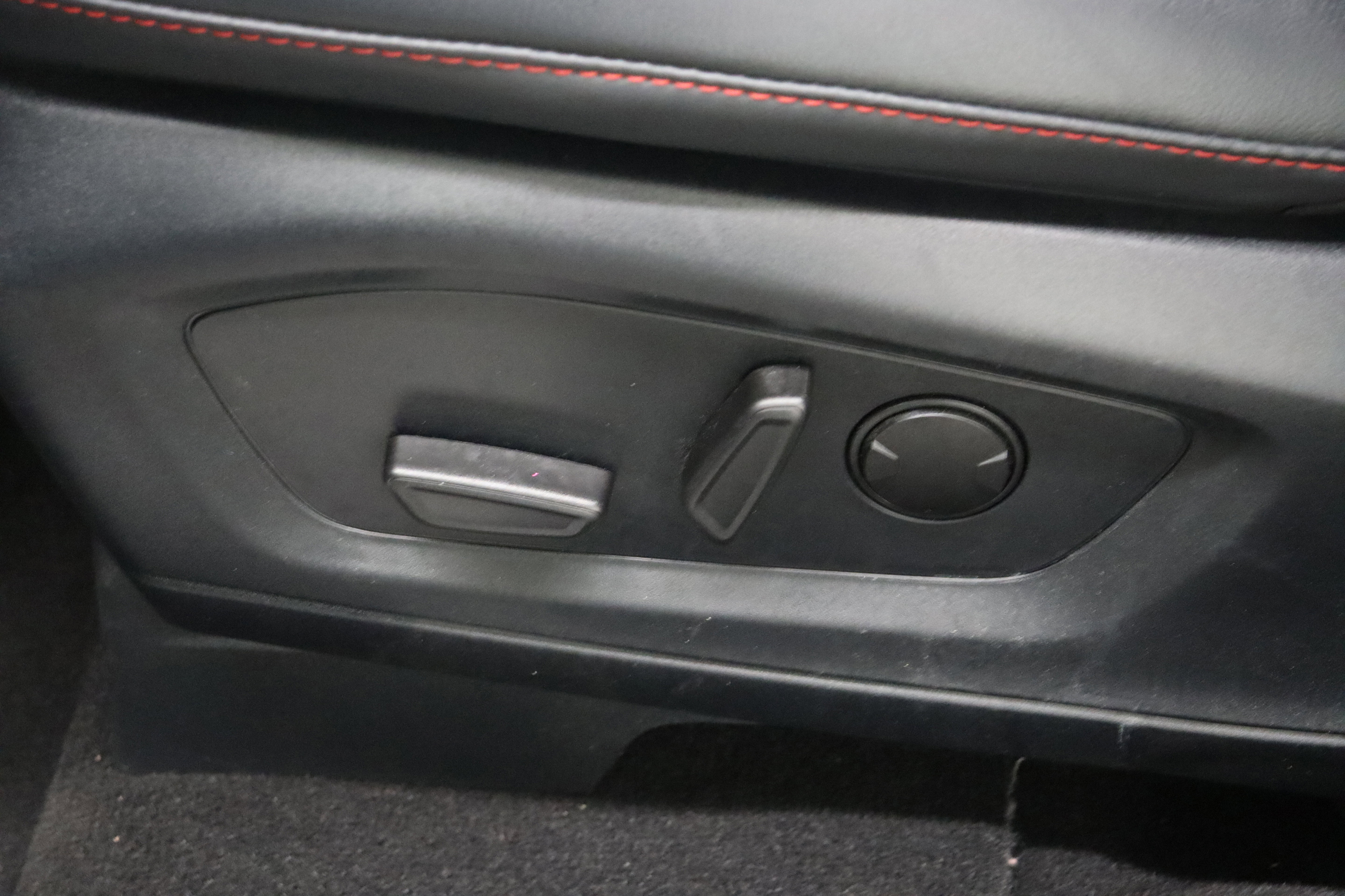 Used 2025 Ford Explorer ST-Line w/ ST-Line Street Pack image 15