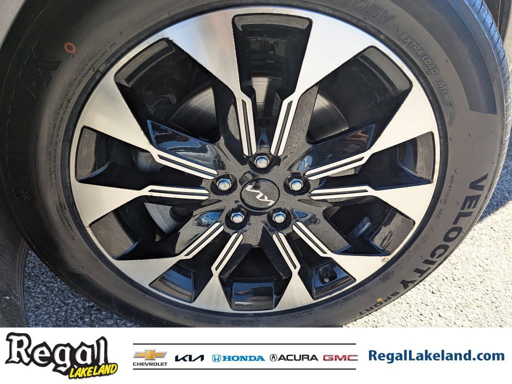 Used 2023 Kia Carnival EX image 33