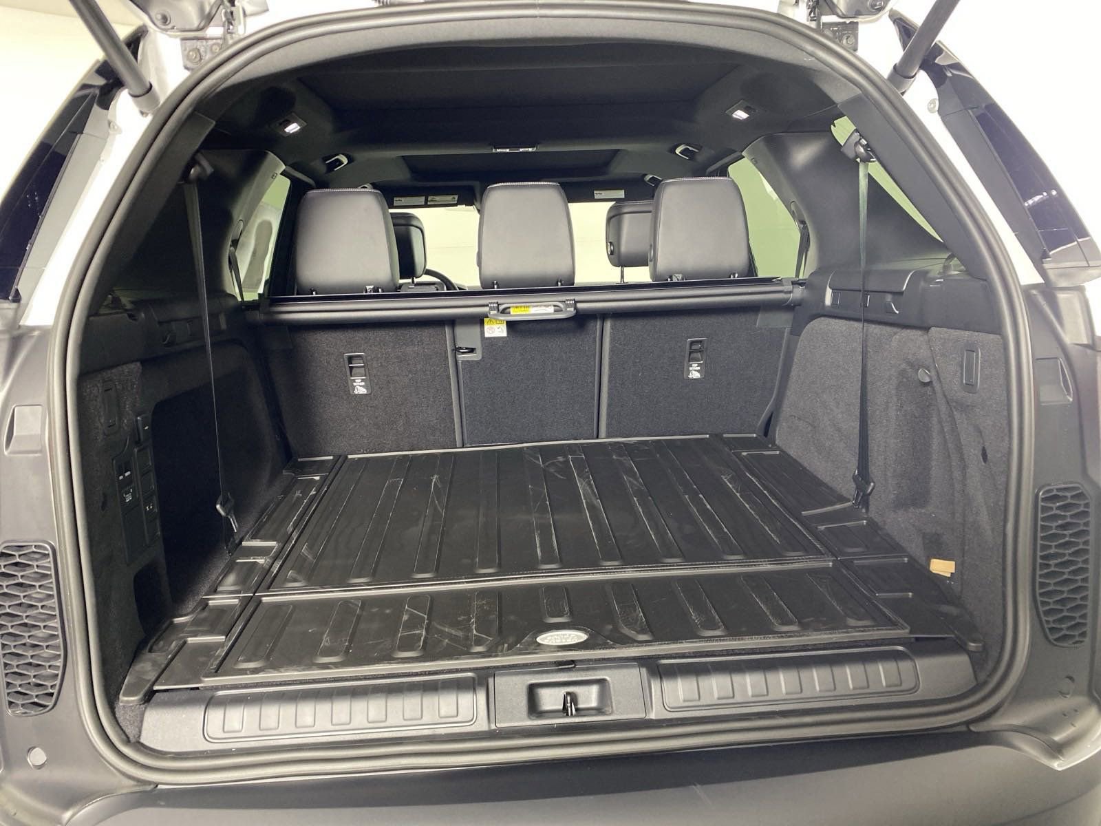 Certified 2025 Land Rover Discovery S image 25