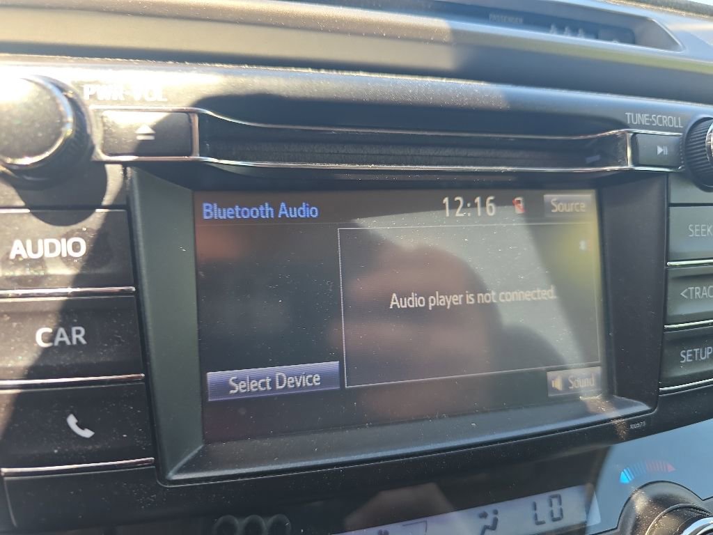 Used 2018 Toyota RAV4 LE AWD/4WD image 18