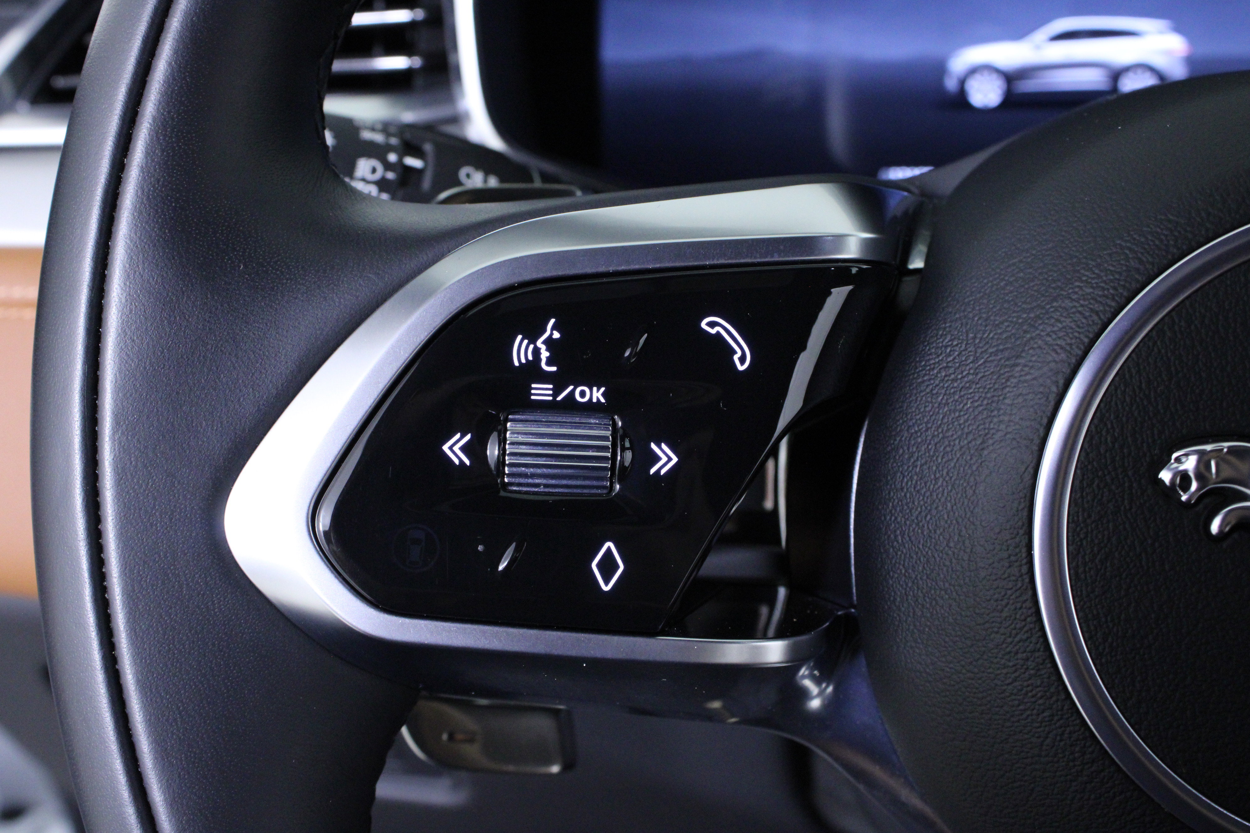 Certified 2025 Jaguar F-PACE R-Dynamic S AWD/4WD image 23