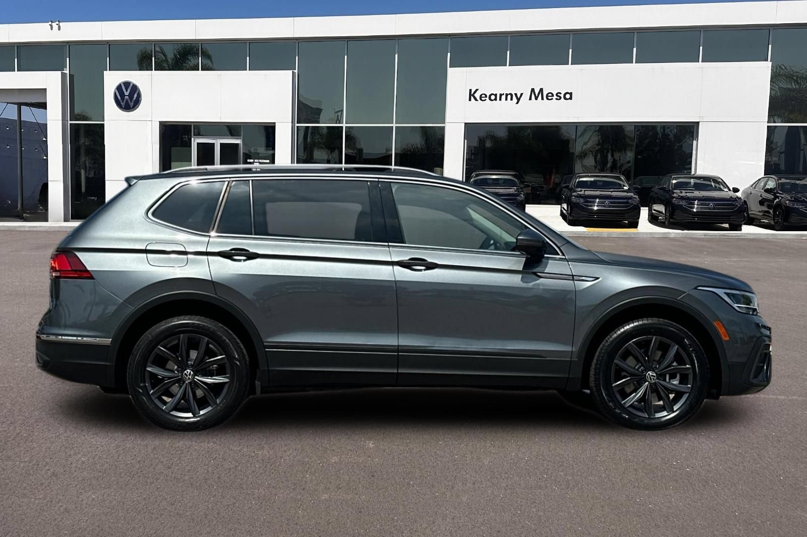 Used 2023 Volkswagen Tiguan SE w/ Panoramic Sunroof Package FWD image 3