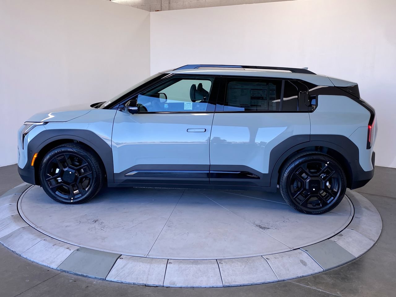 New 2027 Kia EV3 Land FWD image 2