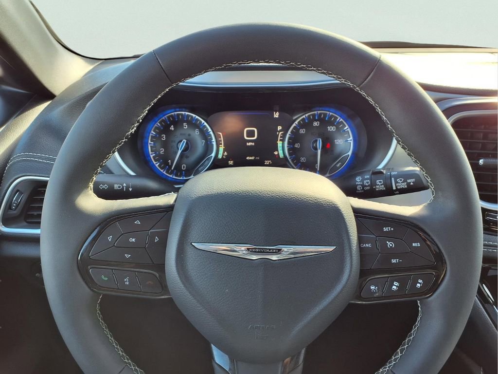 Used 2025 Chrysler Pacifica Limited image 16