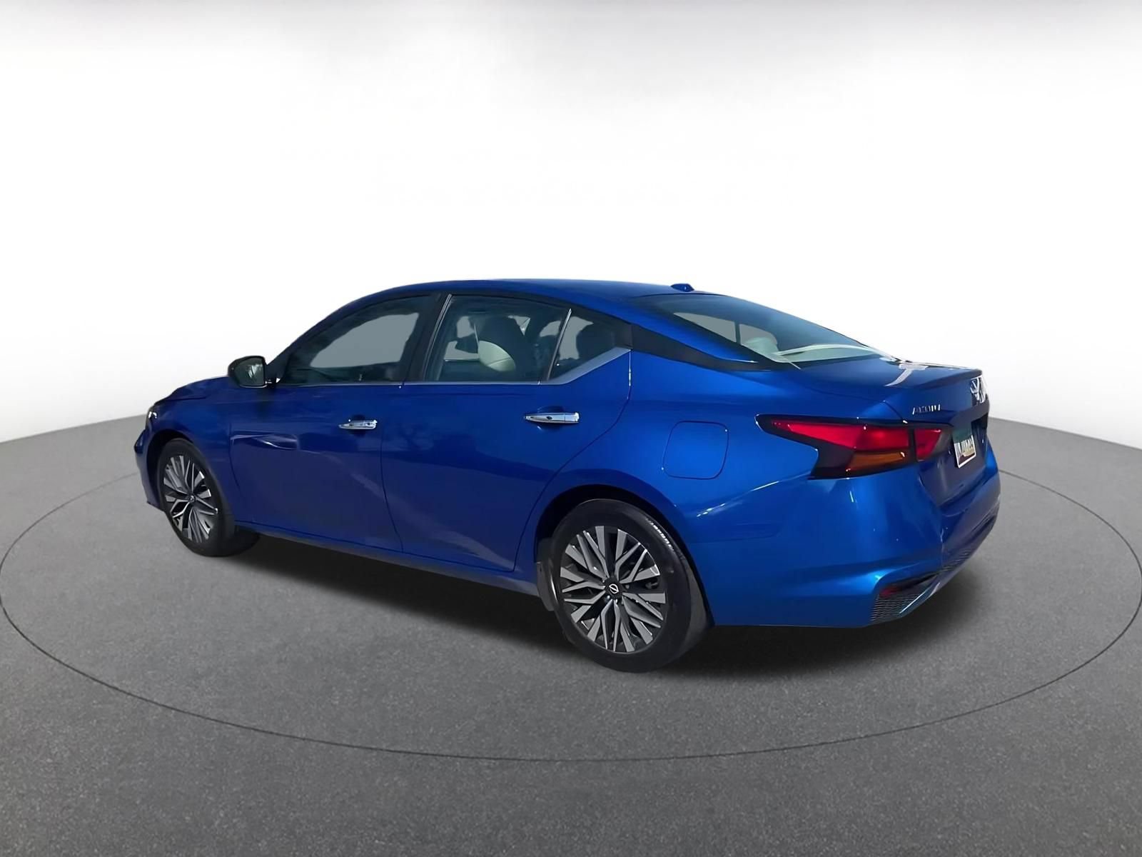 Used 2025 Nissan Altima 2.5 SV FWD image 10