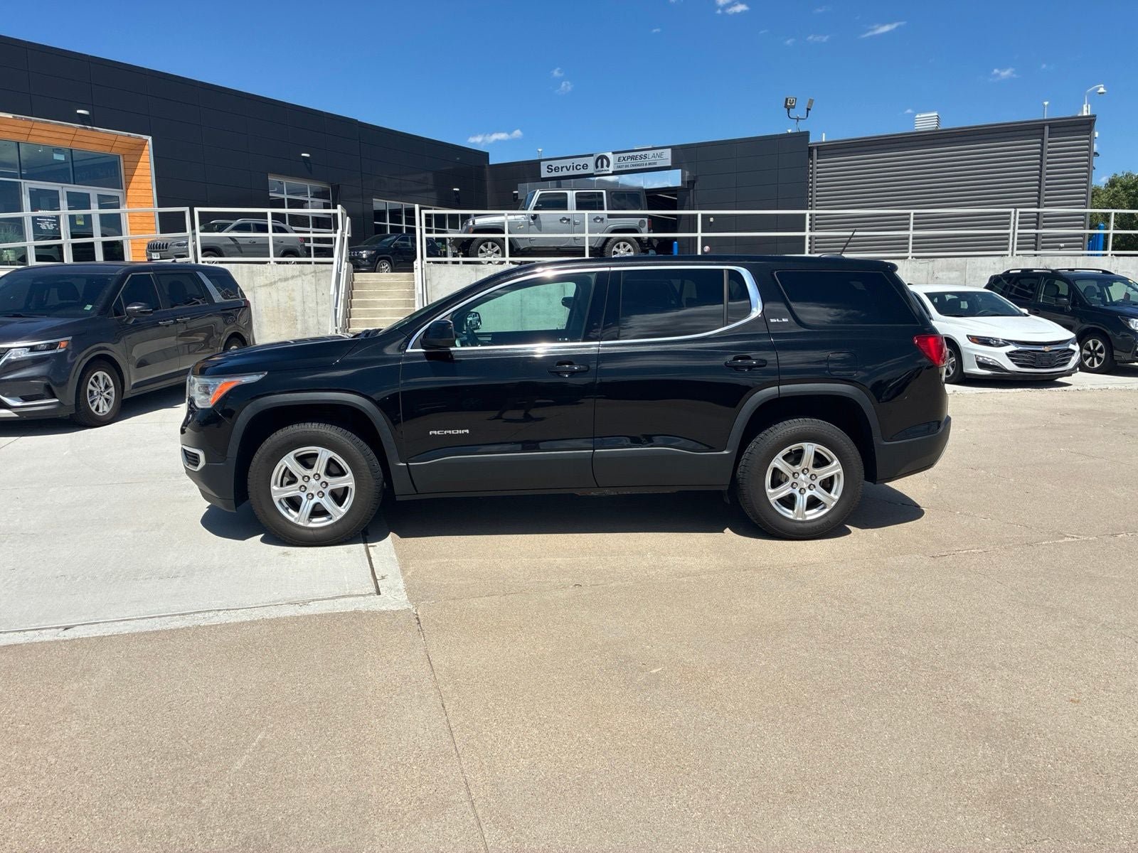 Used 2019 GMC Acadia SLE AWD/4WD image 2
