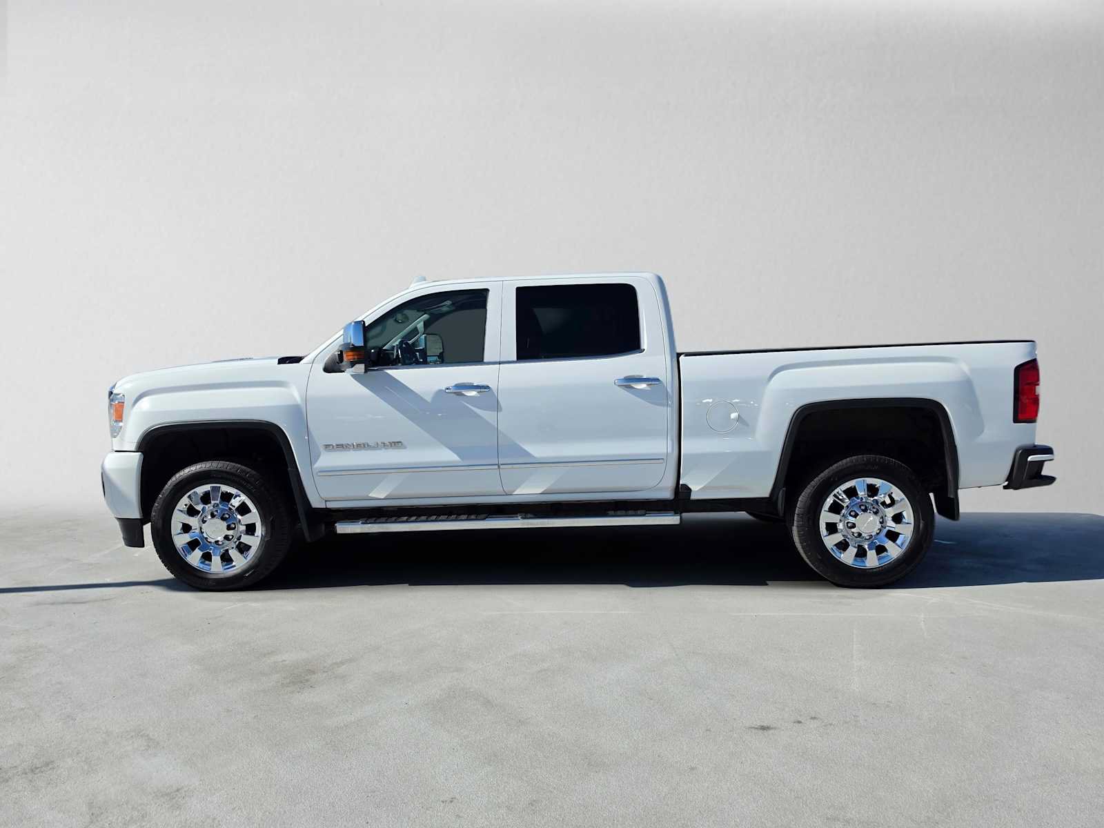 Used 2016 GMC Sierra 2500 Denali w/ Duramax Plus Package AWD/4WD image 6