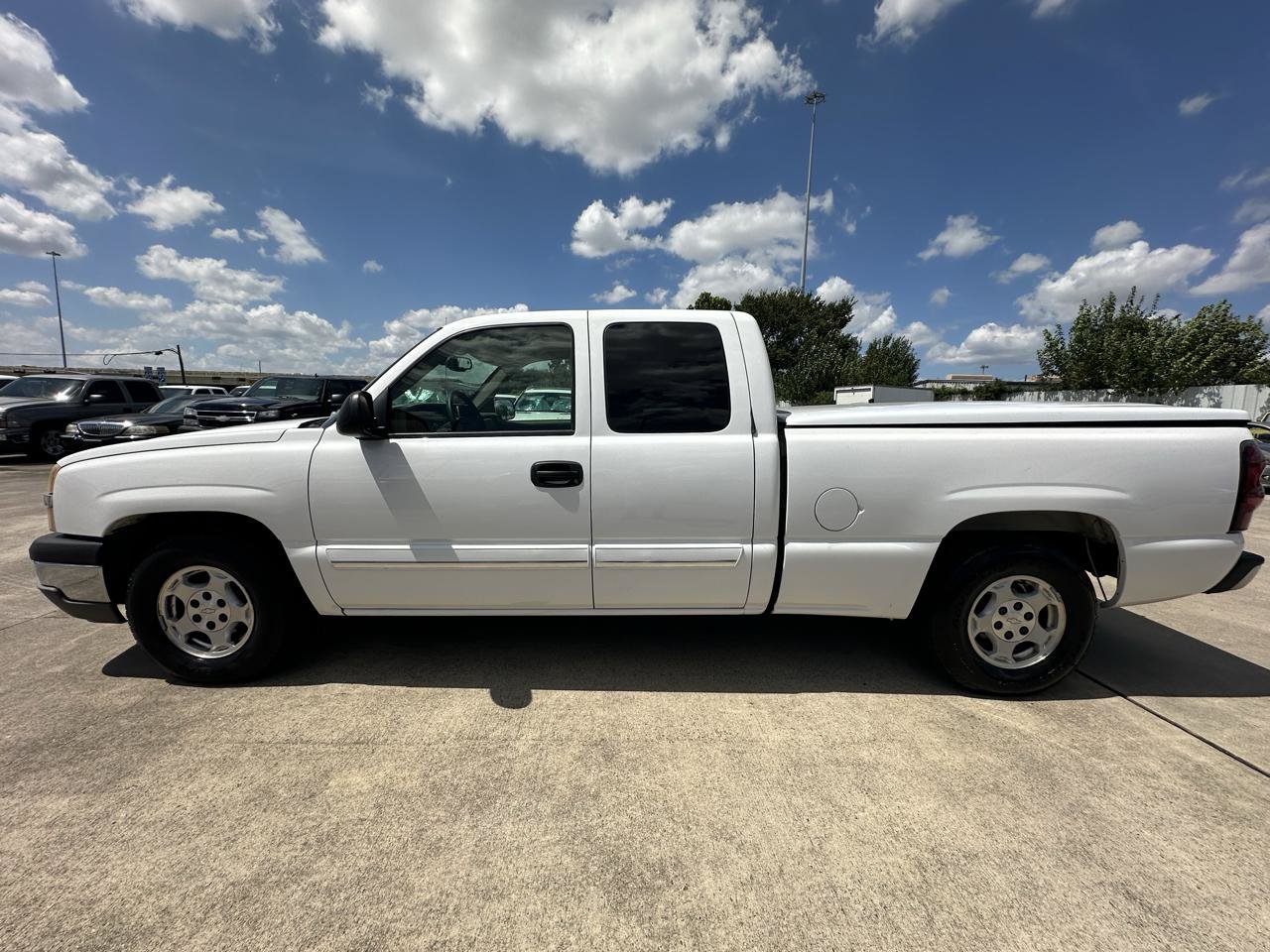 Used 2004 Chevrolet Silverado 1500 LS w/ Light Duty Power Package RWD image 2