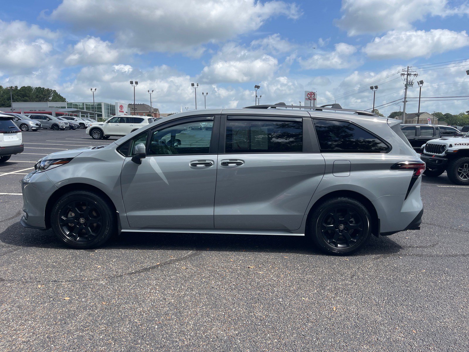 Used 2025 Toyota Sienna XLE Woodland Edition AWD/4WD image 13
