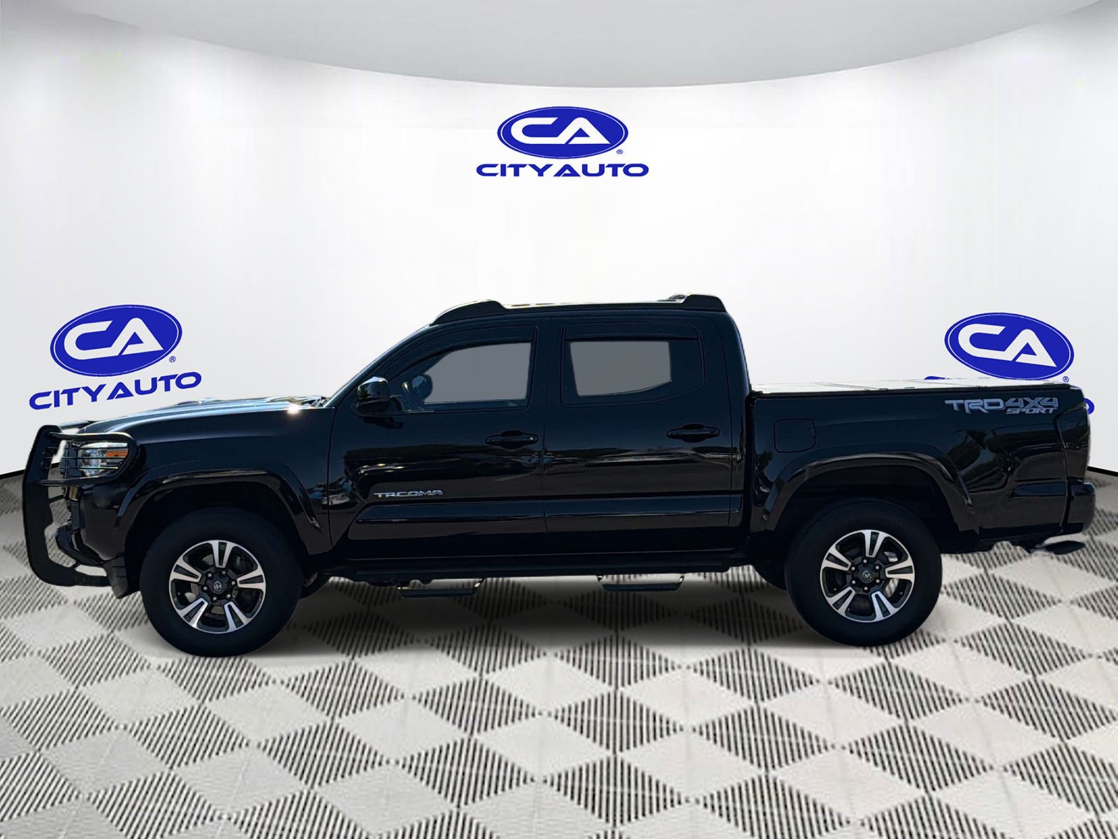 Used 2017 Toyota Tacoma TRD Sport w/ Tow Package (A/T) AWD/4WD image 7