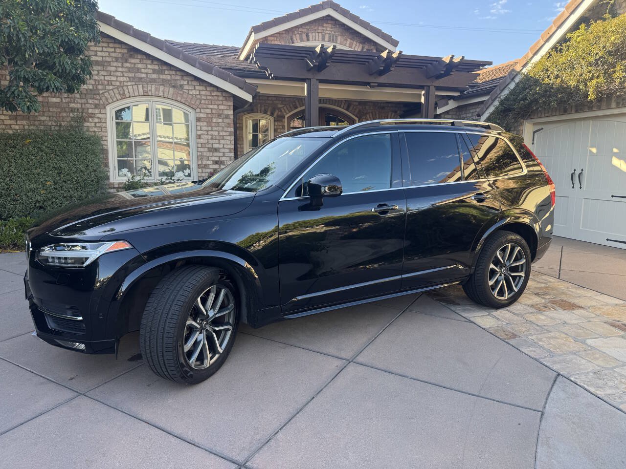 Used 2017 Volvo XC90 T6 Momentum w/ Vision Package