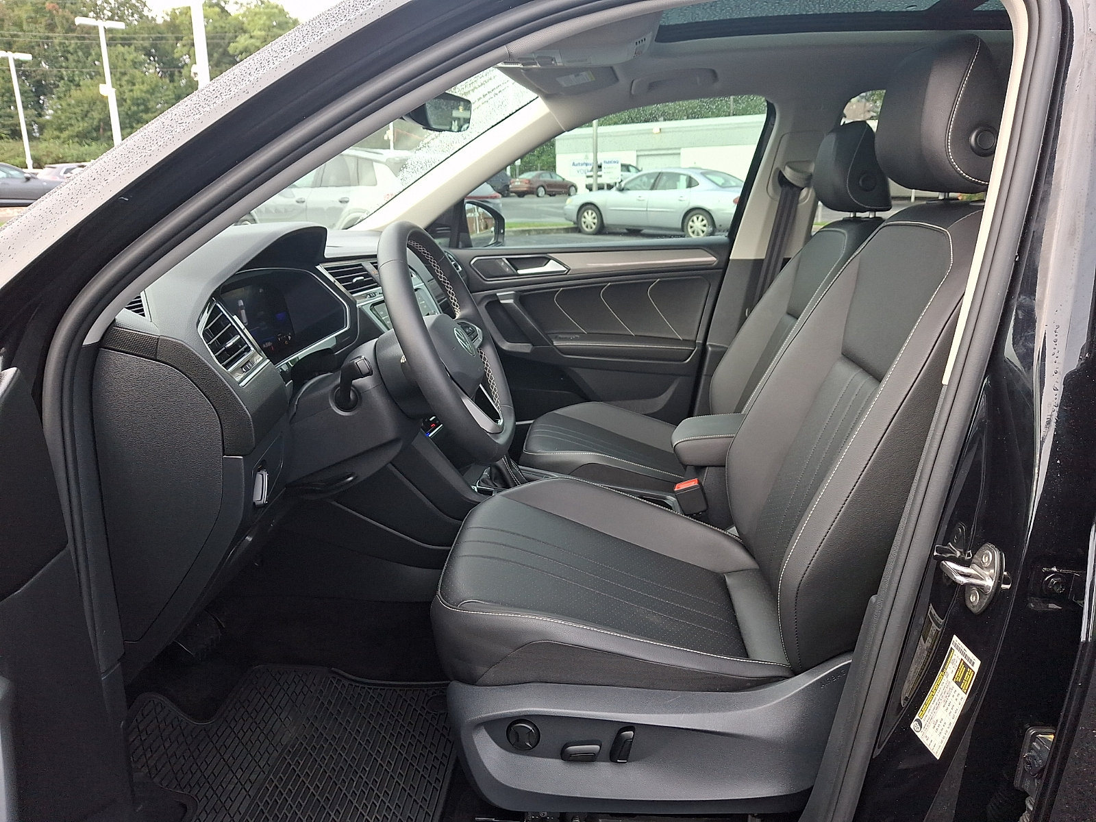 Used 2023 Volkswagen Tiguan SE w/ Panoramic Sunroof Package FWD image 14