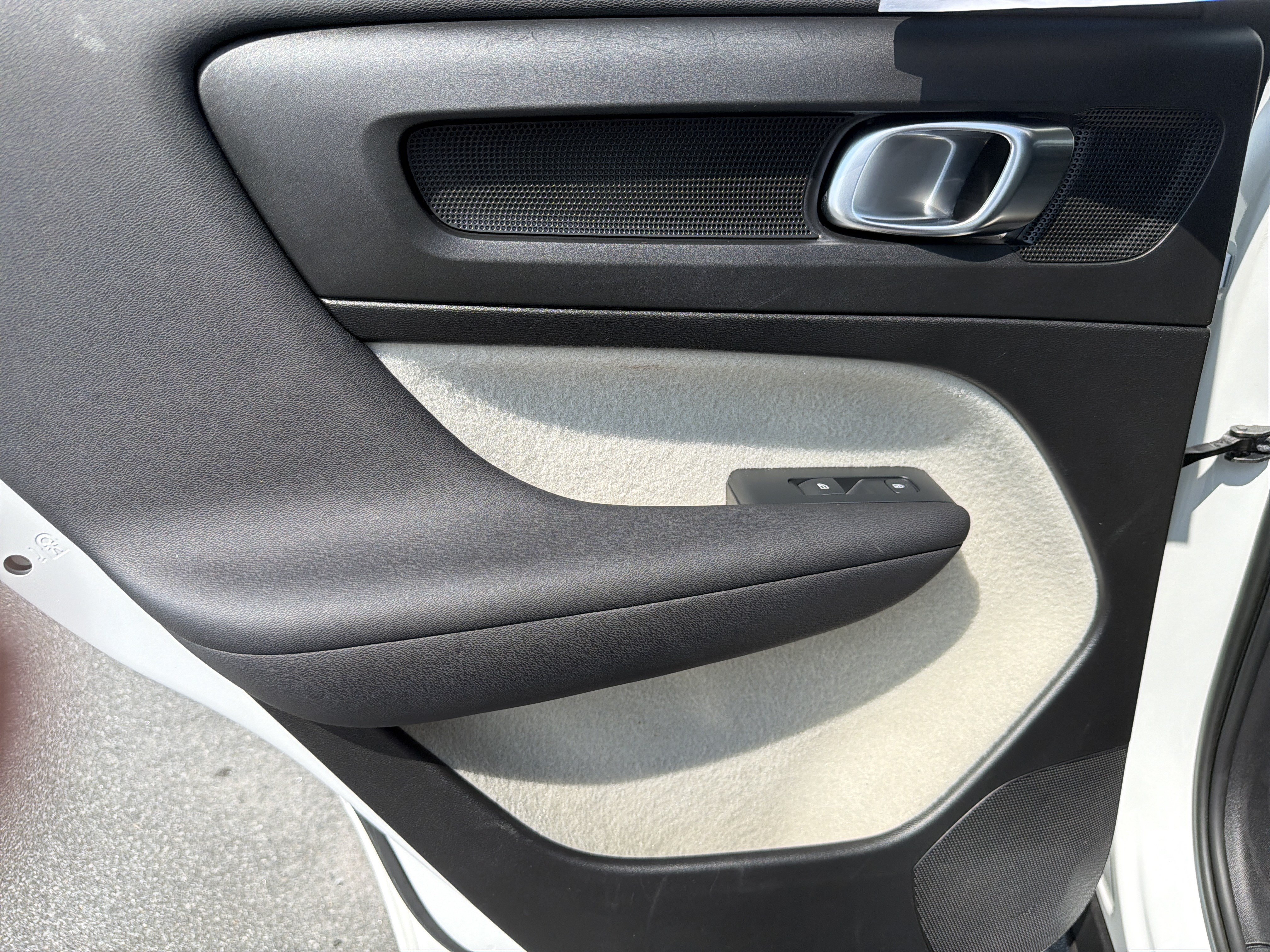 Used 2023 Volvo XC40 B4 Ultimate FWD image 27