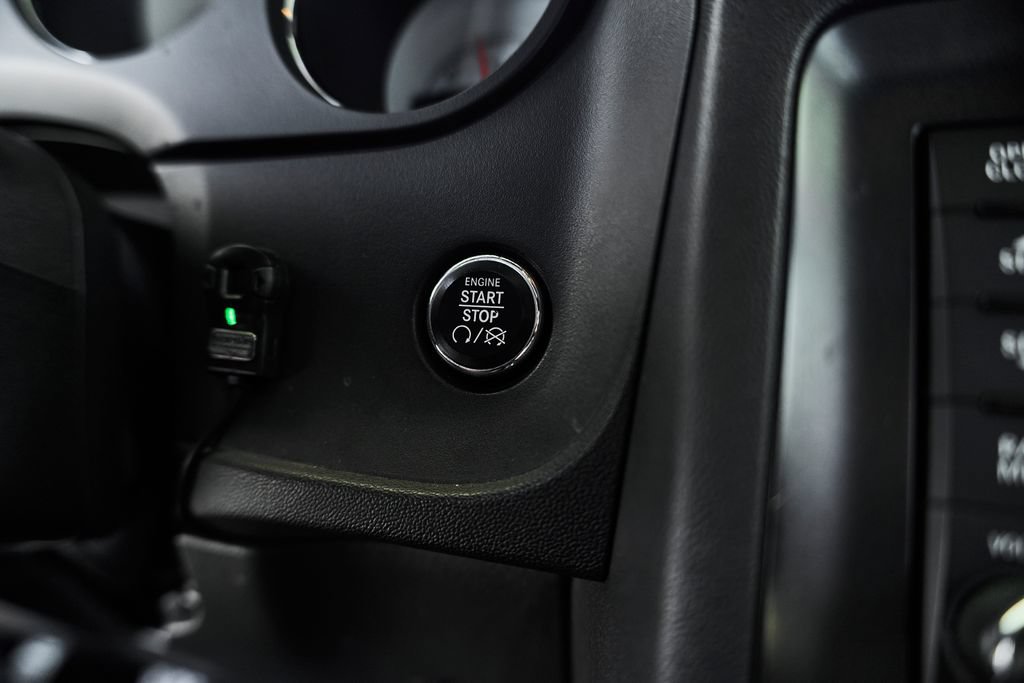 Used 2014 Dodge Challenger R/T RWD image 31
