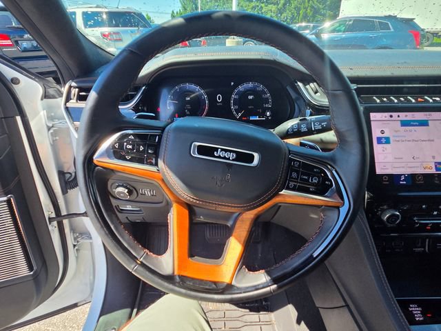 Used 2023 Jeep Grand Cherokee Summit AWD/4WD image 3