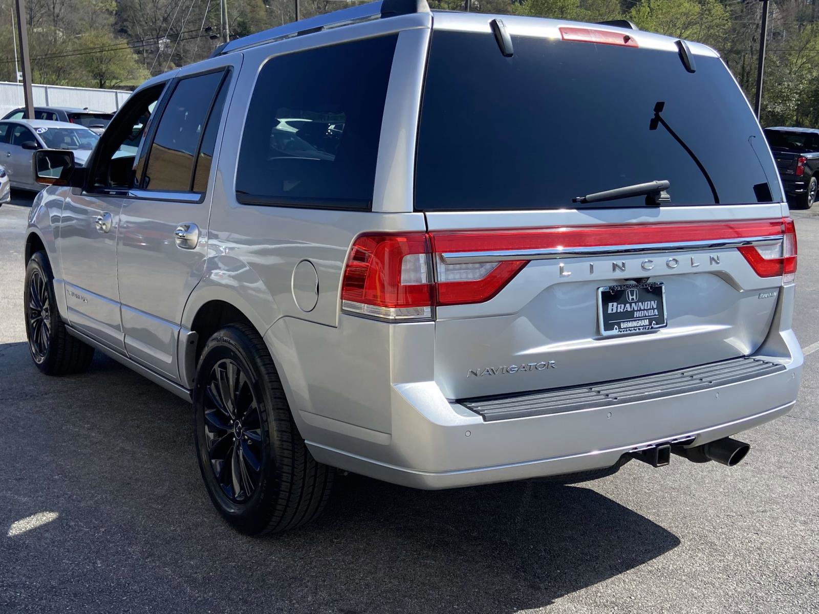 Used 2017 Lincoln Navigator Select image 3