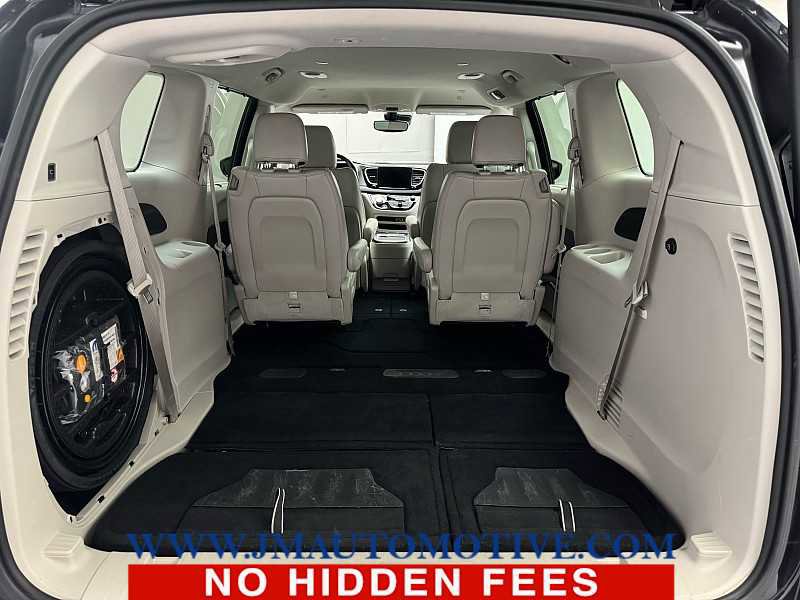 Used 2021 Chrysler Pacifica Touring-L image 18