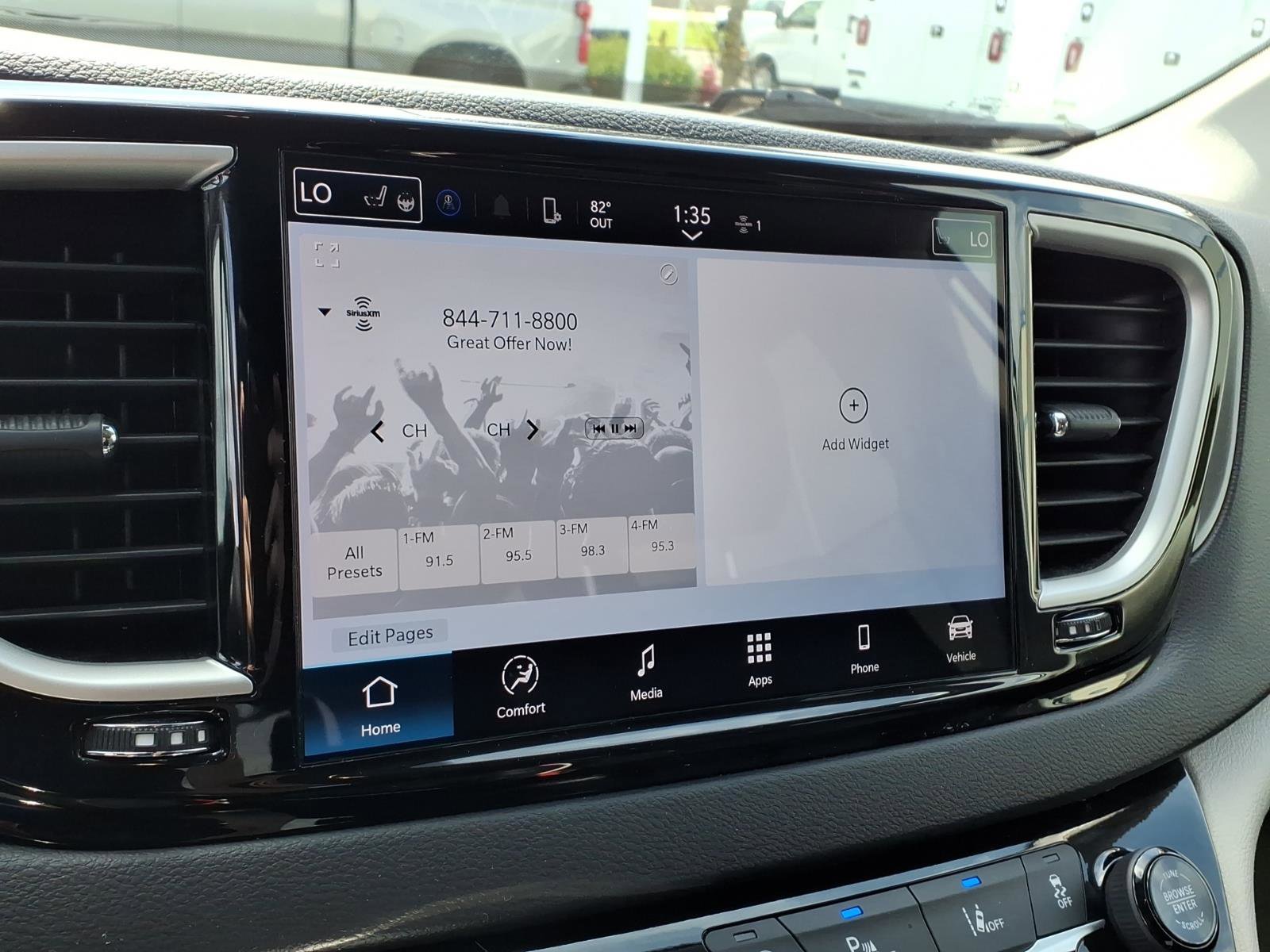 Used 2024 Chrysler Pacifica Touring-L image 11