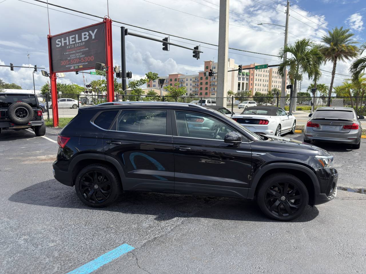 Used 2024 Volkswagen Taos SE w/ Panoramic Sunroof Package FWD image 2