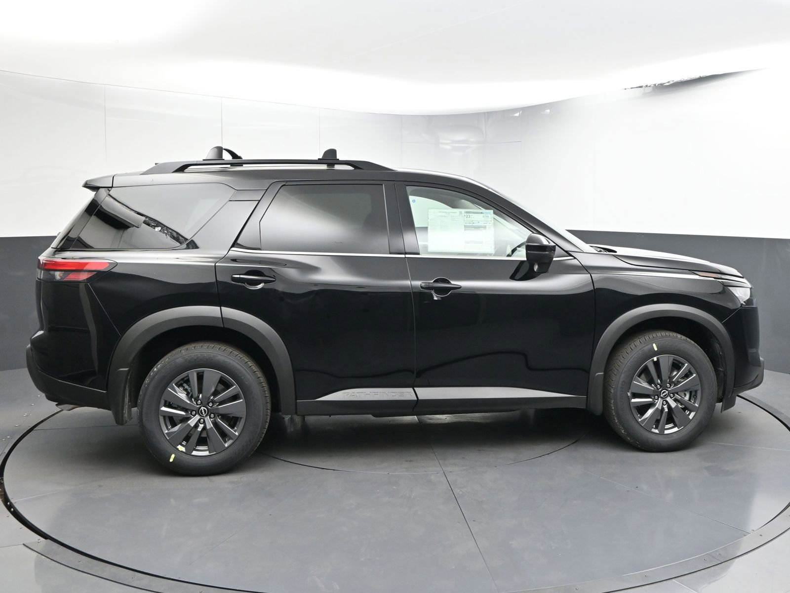 Used 2025 Nissan Pathfinder SV image 8