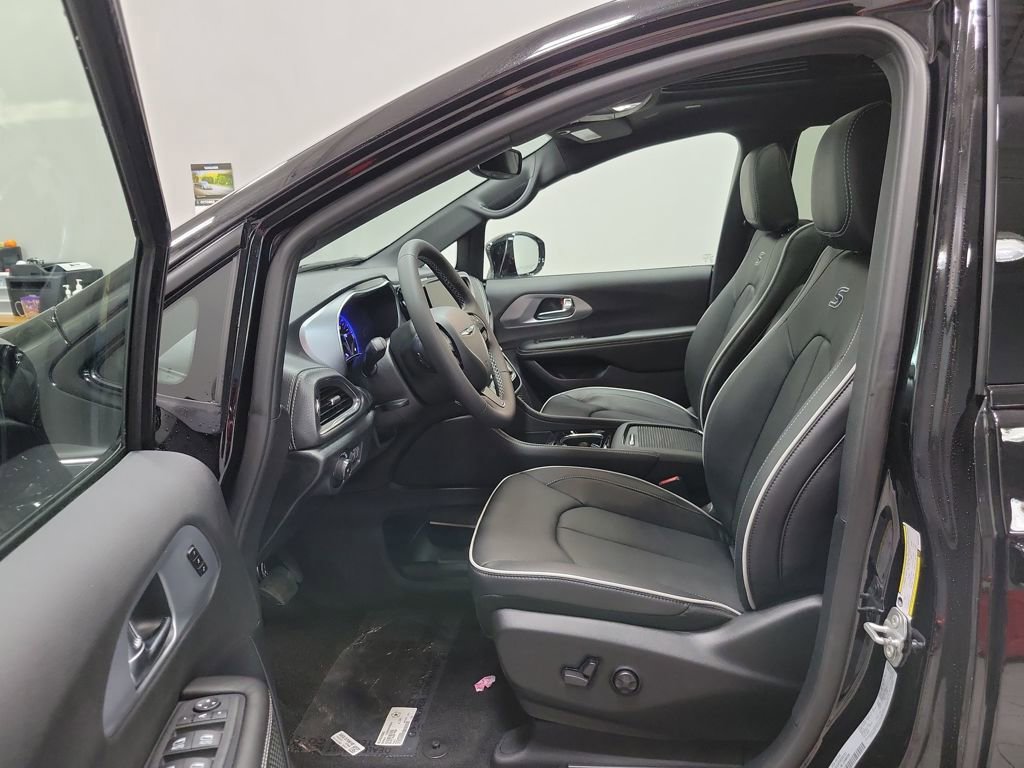 New 2026 Chrysler Pacifica Limited w/ S Appearance Package image 13