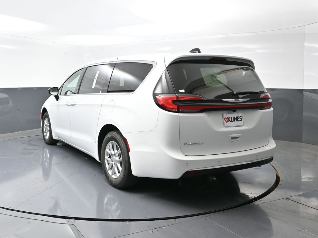 New 2026 Chrysler Pacifica Select image 11