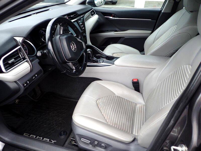 Used 2018 Toyota Camry SE w/ Moonroof Package FWD image 9